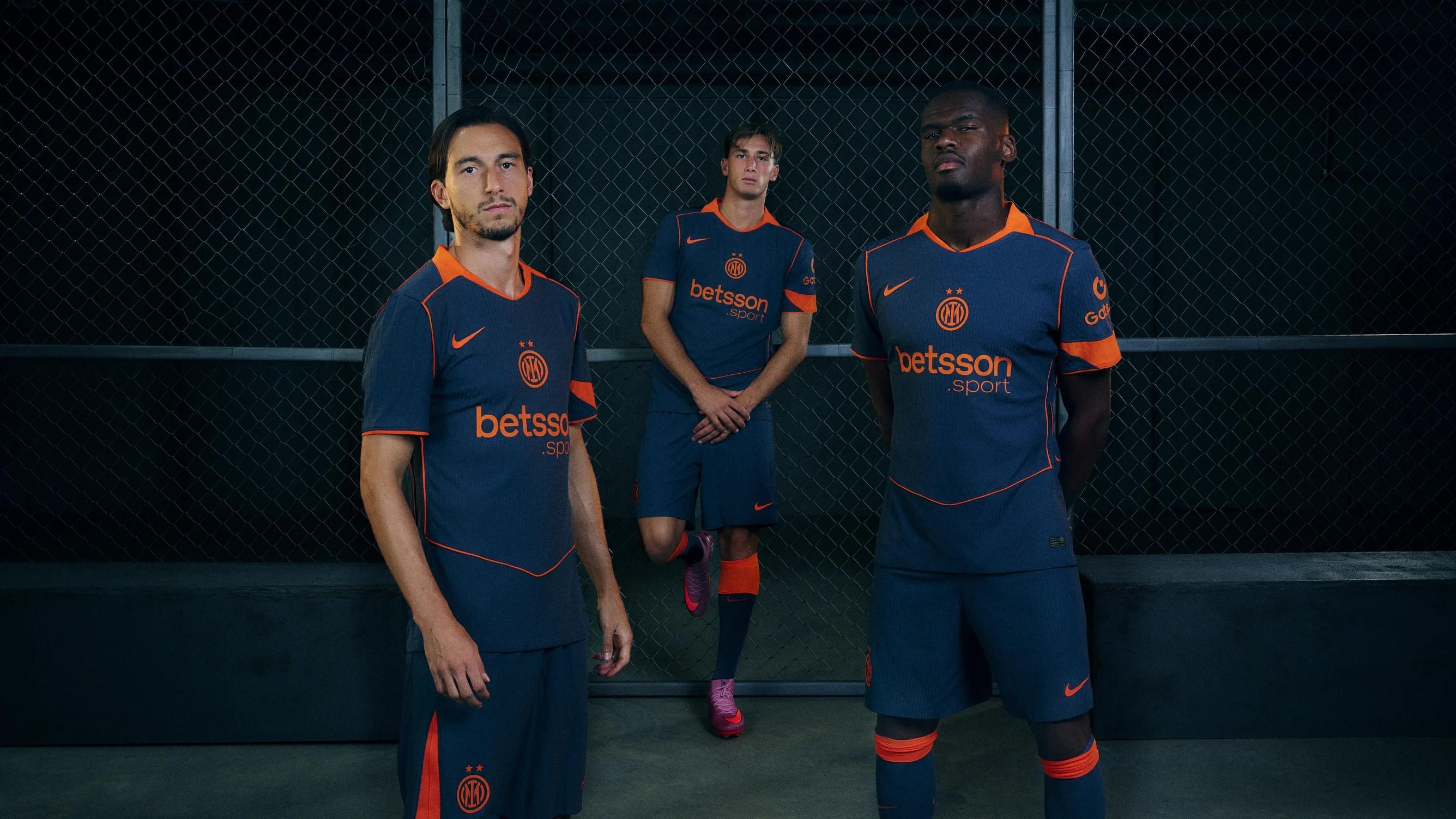 开云体育下载网址-官方：国米发布赛季第三球衣，将在主场对阵萨索洛比赛亮相