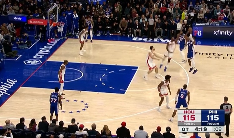 开云体育下载-你终于站出来了！乔治接恩比德手递手 弧顶干拔三分命中！