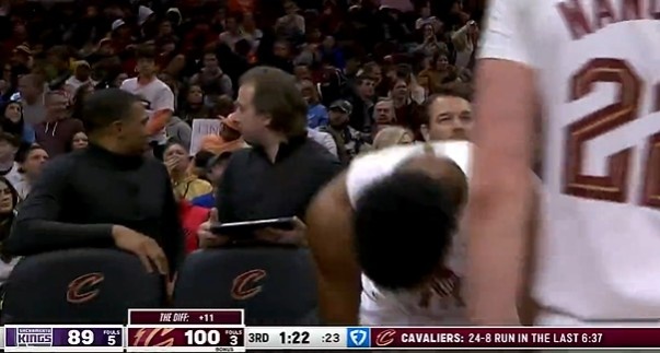 开云体育下载APP-乘胜追击！亨特三分命中 骑士6分钟打出24-8高潮再获两位数优势