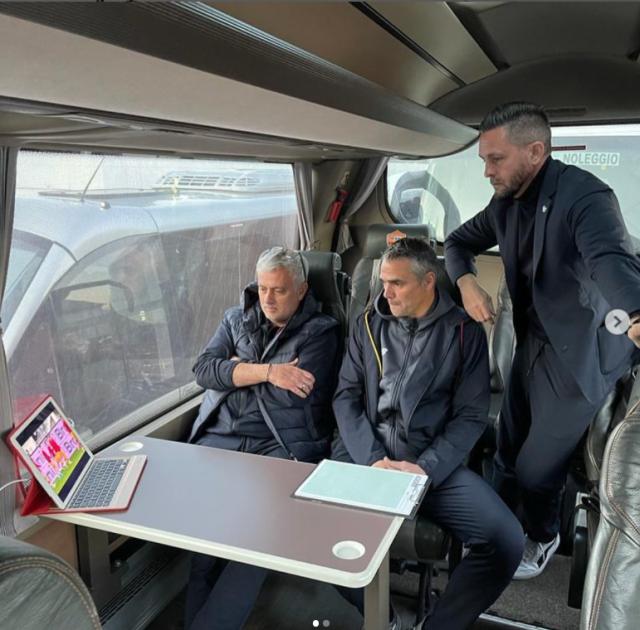 开云体育下载-禁赛无妨“大巴战术” 穆里尼奥场外庇佑极限绝杀